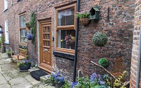 Endeavour Cottage Whitby Quiet Old Yard Fishermans Cottage